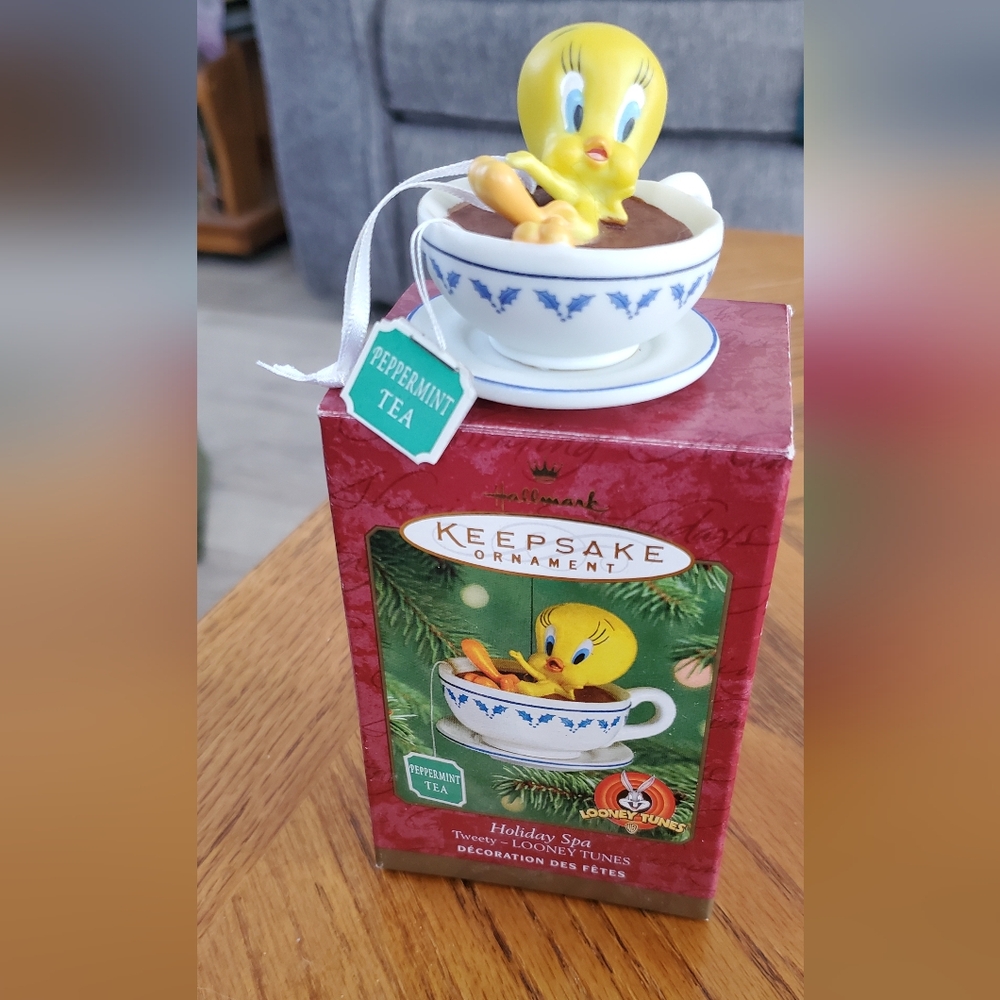 Hallmark Keepsake Ornament - Tweety in Teacup 2001. NWOT - Picture 4 of 5